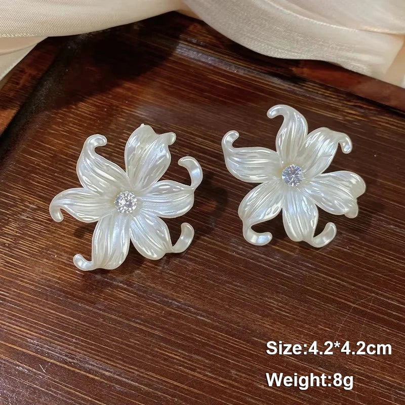 Pure White Women's Dangle Earrings Blooming Flower Acrylic Enamel Butterfly Imitation Pearl Heart Hanging Earrings Elegant Brinc