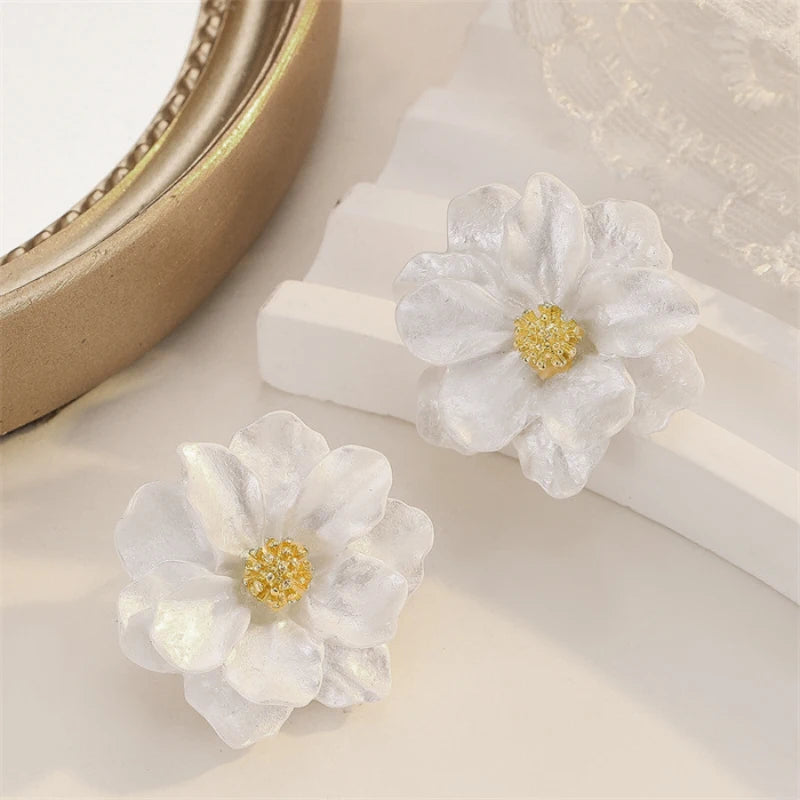 Pure White Women's Dangle Earrings Blooming Flower Acrylic Enamel Butterfly Imitation Pearl Heart Hanging Earrings Elegant Brinc
