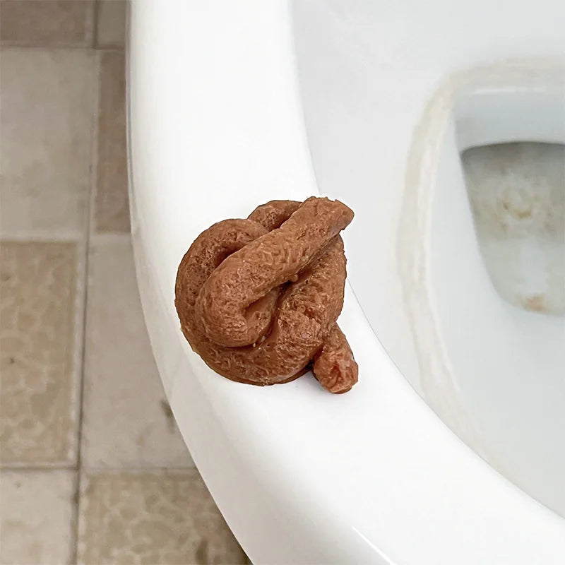 Realistic Fake Poop Prank Toy – Soft Plastic Gag Gift for April Fools, Halloween & Party Jokes, 17cm/6.69inch