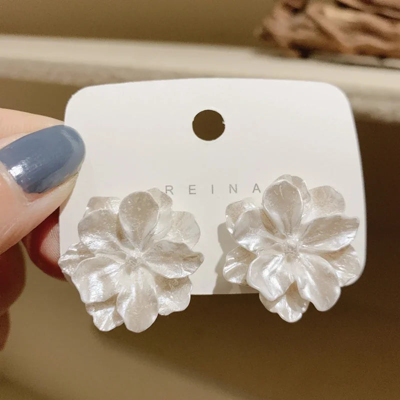 Pure White Women's Dangle Earrings Blooming Flower Acrylic Enamel Butterfly Imitation Pearl Heart Hanging Earrings Elegant Brinc